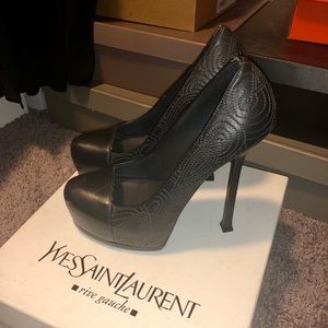 Classic Yves Saint Laurent Pumps!